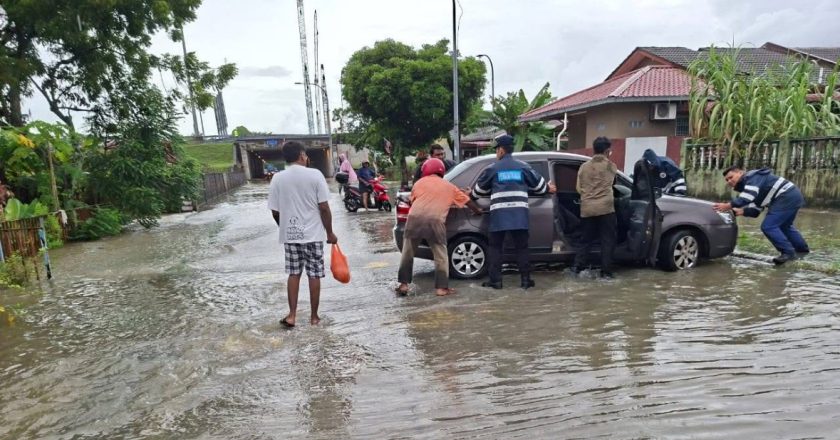 Shah Alam dilanda banjir: Jalan Kubu Gajah ditutup, laluan sekitar plaza tol terjejas