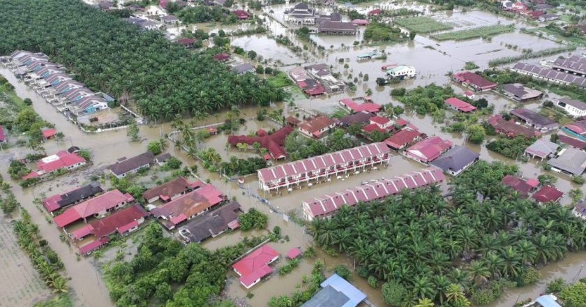 Tanah runtuh, banjir kilat, pokok tumbang: 9 laluan utama di Perak ditutup