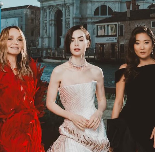 Dari Schiaparelli ke Ferragamo: ‘Best looks’ promosi Emily in Paris musim 5