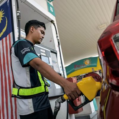 Harga bahan api turun, kerajaan kekal pertahan subsidi bersasar