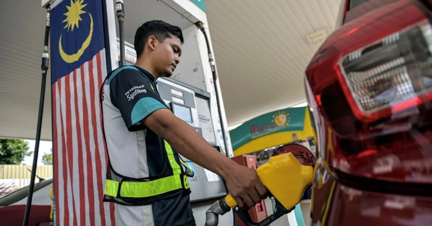 Harga bahan api turun, kerajaan kekal pertahan subsidi bersasar